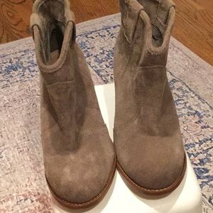 Gorgeous Splendid taupe Swede ankle boots size 8.5